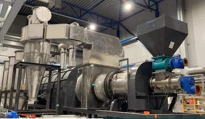 Línea de extrusión en acero inoxidable con tolva de alimentación