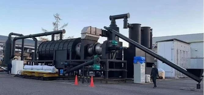 Reactor rotativo con chimeneas y ductos en patio de planta